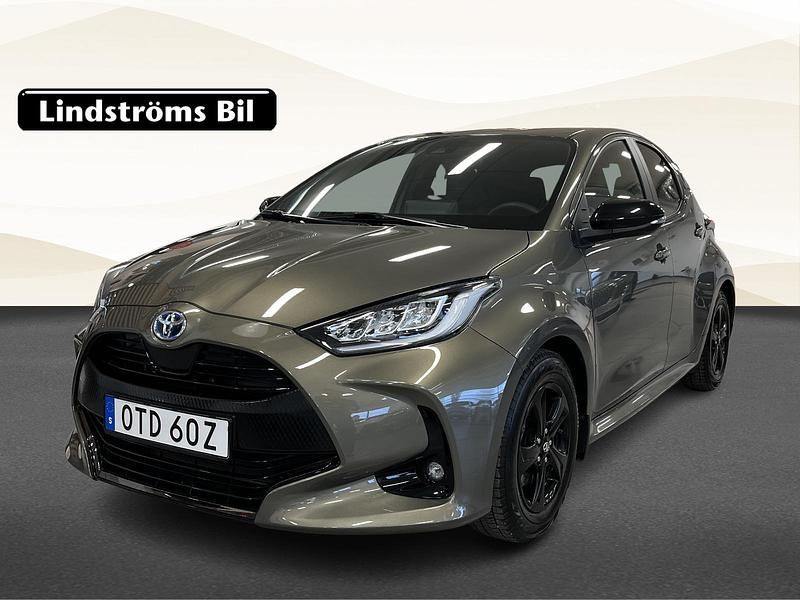 Grön Begagnad 2023 Toyota Yaris Hybrid Style Halvkombi | 249 000 kr (Marknadspris) - Bild 1/3
