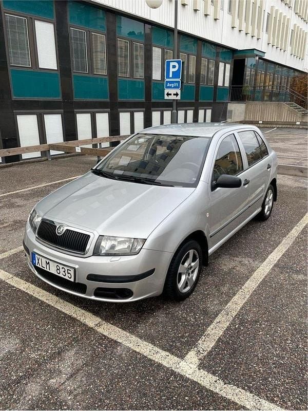 Silver Begagnad 2006 Skoda Fabia Halvkombi | 29 000 kr (Marknadspris) - Bild 1/3