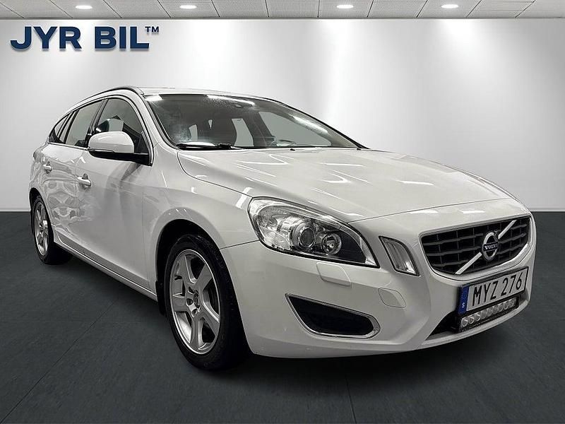 Vit Begagnad 2012 Volvo V60 Momentum Kombi | 114 900 kr (Marknadspris) - Bild 1/4