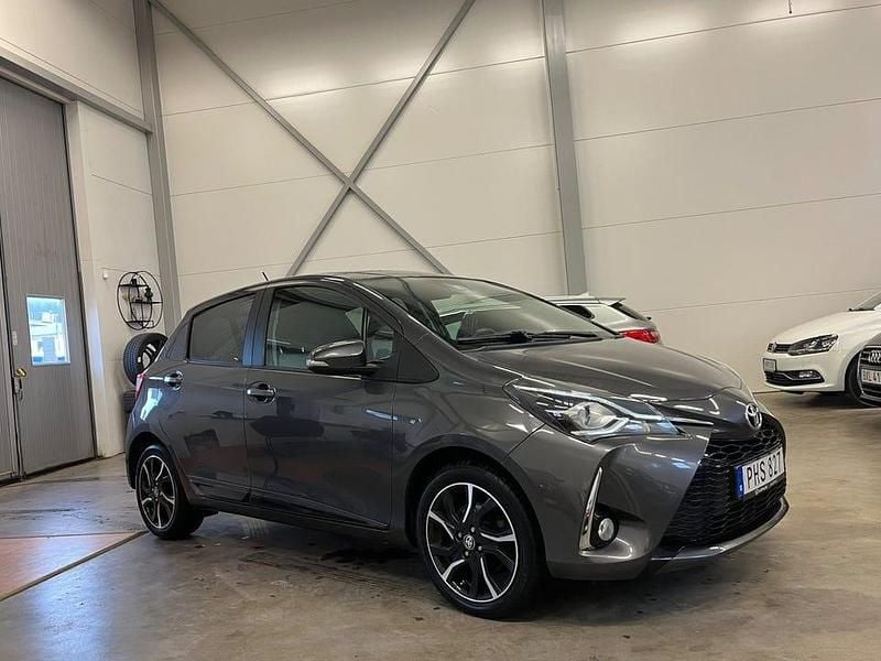 Mörkgrå Begagnad 2017 Toyota Yaris Style Halvkombi | 114 900 kr (Marknadspris) - Bild 1/4