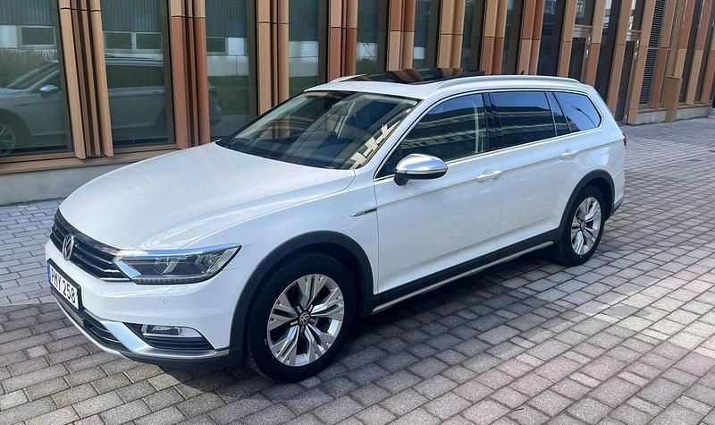 Vit Begagnad 2017 VW Passat Alltrack Kombi | 205 000 kr (Marknadspris) - Bild 1/4