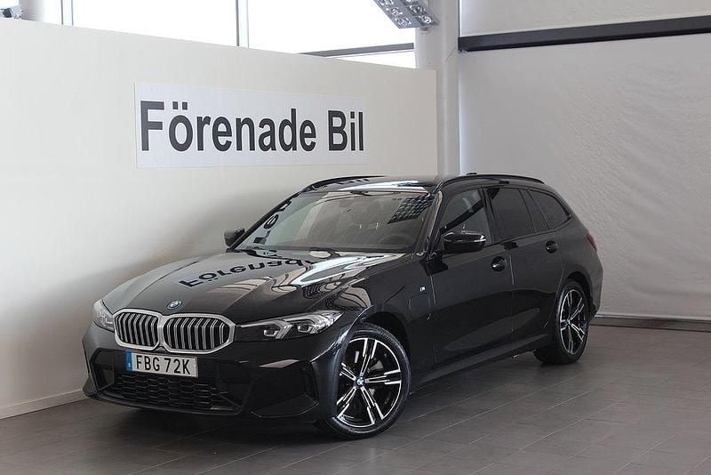 Svart (svart sapphire metallic) Begagnad 2024 BMW 330e M Sport Kombi | 519 000 kr (Marknadspris) - Bild 1/4