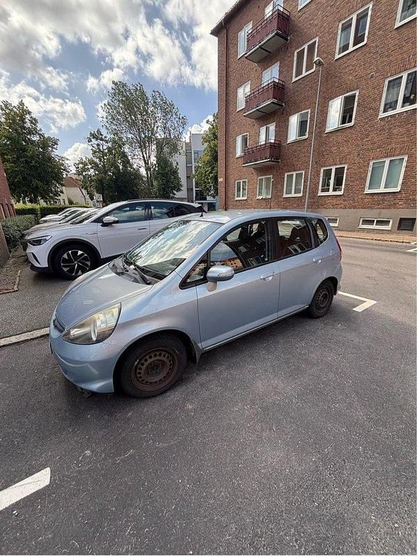 Blå Begagnad 2005 Honda Jazz Halvkombi | 20 500 kr (Marknadspris) - Bild 1/4