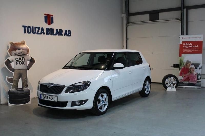 Vit Begagnad 2014 Skoda Fabia Ambition Halvkombi | 89 900 kr (Marknadspris) - Bild 1/4