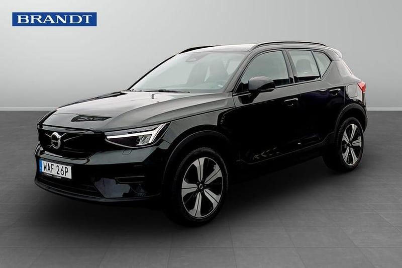 Svart Begagnad 2023 Volvo XC40 Core SUV | 309 900 kr (Marknadspris) - Bild 1/4