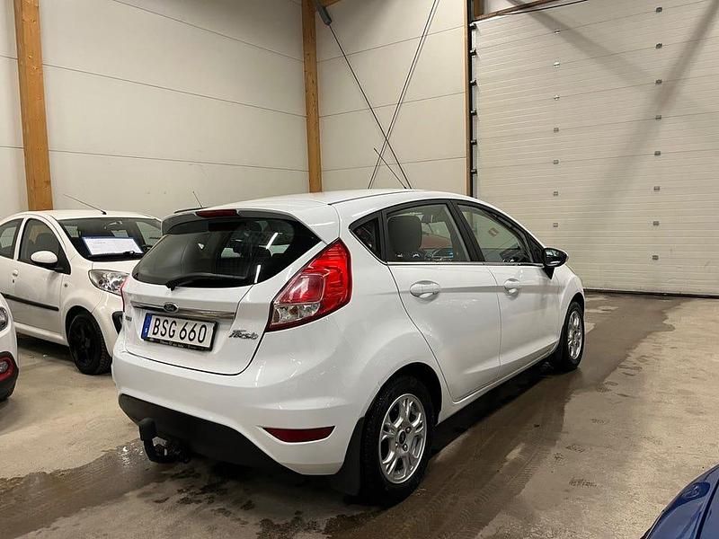 Begagnad Ford Fiesta Titanium 101 HK (74 kW) 2015 Vit Halvkombi