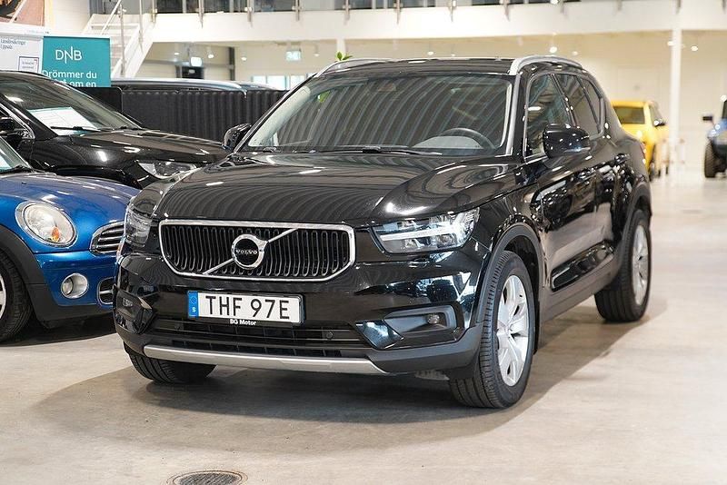 Svart Begagnad 2020 Volvo XC40 Momentum SUV | 279 900 kr (Dyr) - Bild 1/4