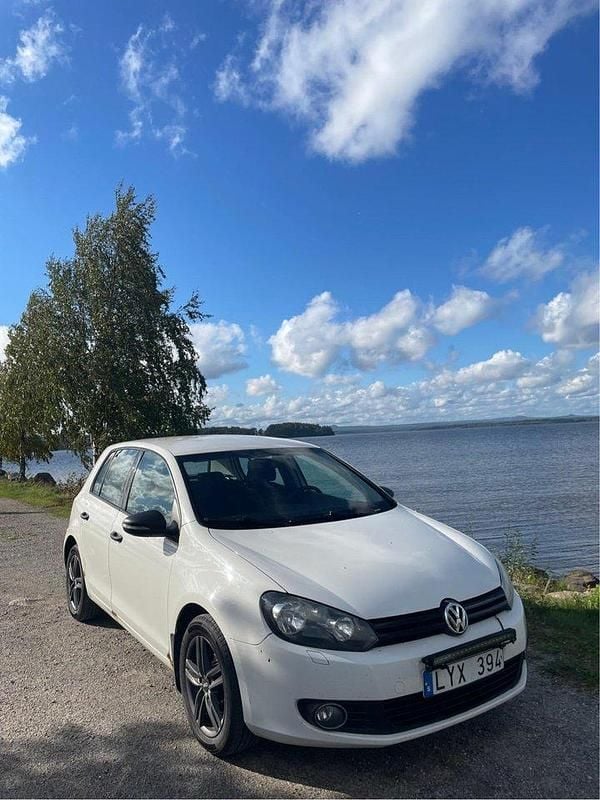 Vit Begagnad 2010 VW Golf Halvkombi | 32 000 kr (Marknadspris) - Bild 1/4