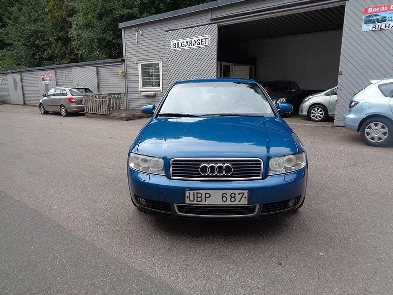Ljusblå Begagnad 2002 Audi A4 Comfort Sedan | 27 900 kr (Marknadspris) - Bild 1/4