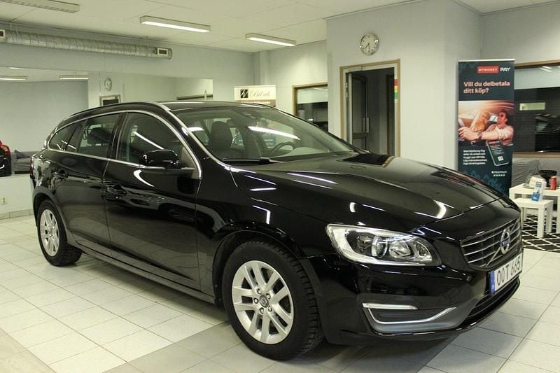 Svart Begagnad 2014 Volvo V60 Momentum Kombi | 174 900 kr (Marknadspris) - Bild 1/4