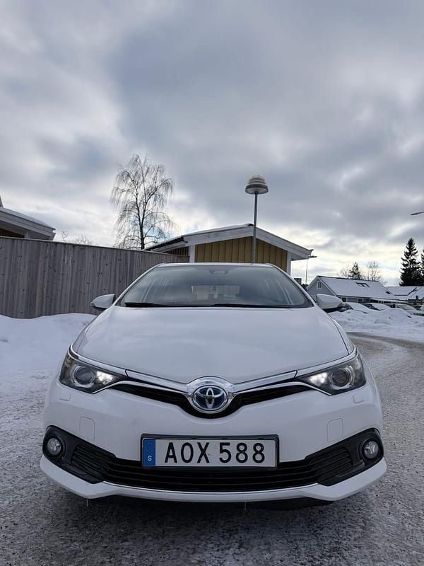 Begagnad Toyota Auris Hybrid 136 HK (100 kW) 2019