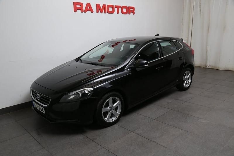 Svart Begagnad 2016 Volvo V40 Business Edition Halvkombi | 129 800 kr (Marknadspris) - Bild 1/3