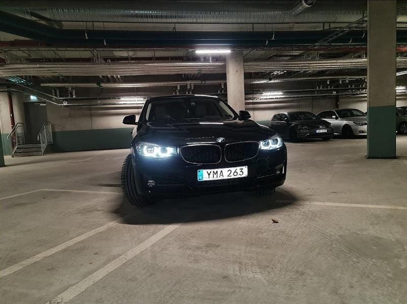 Svart Begagnad 2017 BMW 320 Gran Turismo Sport Line Halvkombi | 140 000 kr (Bra pris) - Bild 1/4