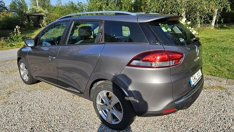 Grå Begagnad 2016 Renault Clio GrandTour Dynamique Kombi | 69 900 kr (Bra pris) - Bild 1/4