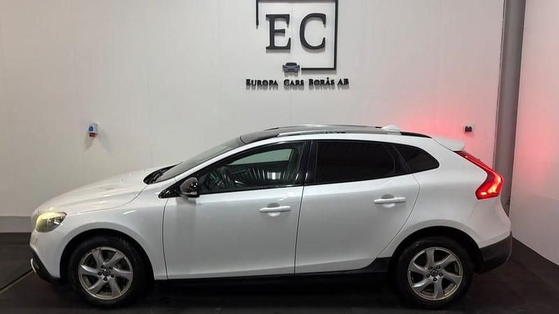 Begagnad Volvo V40 CC Momentum 116 HK (85 kW) 2015 Vit Kombi