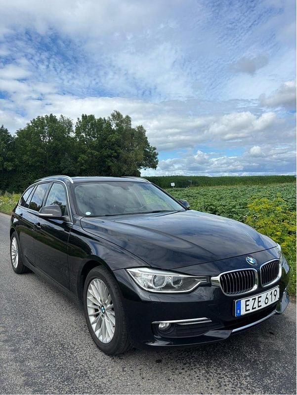 Svart Begagnad 2015 BMW 318 Luxury Line Kombi | 129 000 kr (Marknadspris) - Bild 1/4