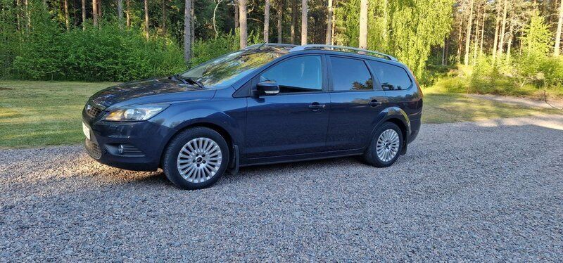Grå Begagnad 2011 Ford Focus Titanium Kombi | 39 500 kr (Marknadspris) - Bild 1/4