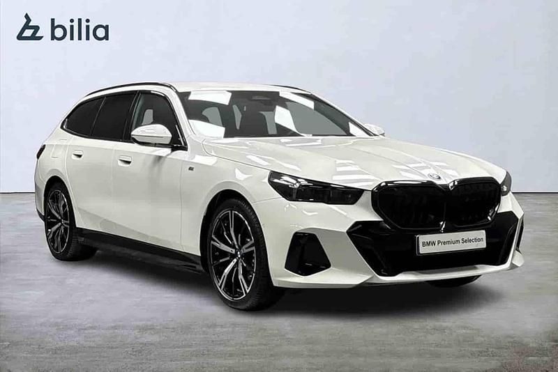 Vit Begagnad 2025 BMW 530e Kombi | 679 000 kr - Bild 1/1