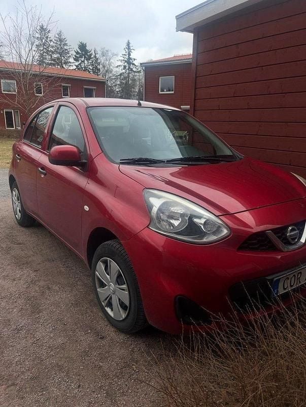 Röd Begagnad 2014 Nissan Micra Halvkombi | 40 000 kr (Marknadspris) - Bild 1/4