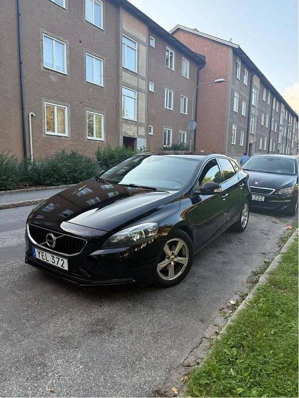 Svart Begagnad 2017 Volvo V40 Kinetic Kombi | 125 000 kr (Marknadspris) - Bild 1/4