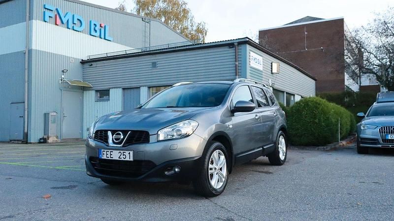 Grå Begagnad 2012 Nissan Qashqai +2 SUV | 124 700 kr (Lite dyr) - Bild 1/4