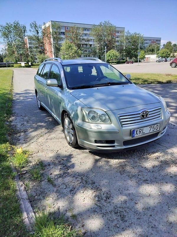 Silver Begagnad 2006 Toyota Avensis Kombi | 18 900 kr (Lite dyr) - Bild 1/4