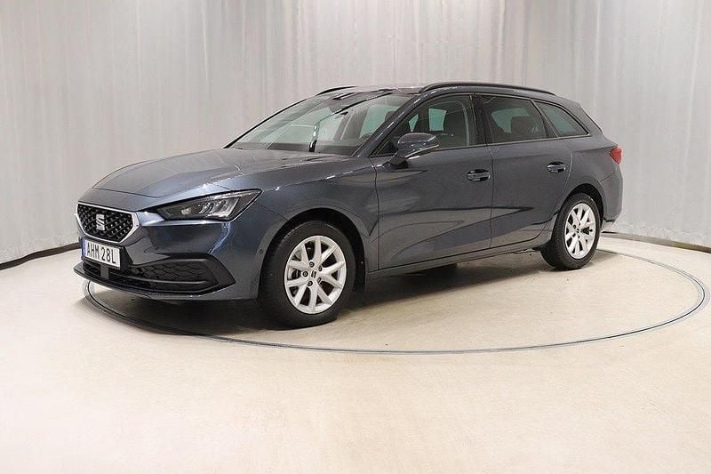 Grå (magnetic tech metallic) Begagnad 2024 Seat Leon Kombi | 228 900 kr (Marknadspris) - Bild 1/4