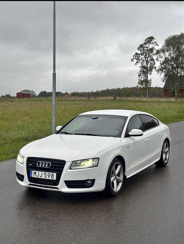 Vit Begagnad 2011 Audi A5 Sportback Comfort Sedan | 90 000 kr (Lite dyr) - Bild 1/4