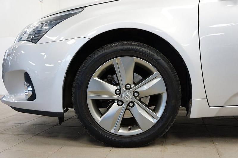 Begagnad Toyota Avensis Edition 147 HK (108 kW) 2015 Silver Kombi