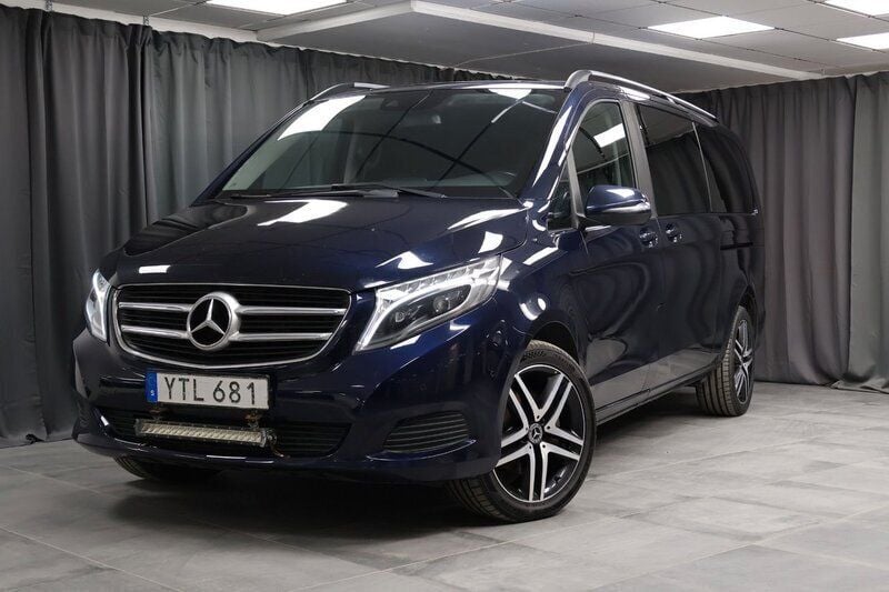 Mörkblå Begagnad 2017 Mercedes V250 AMG Minibuss | 359 000 kr (Marknadspris) - Bild 1/4