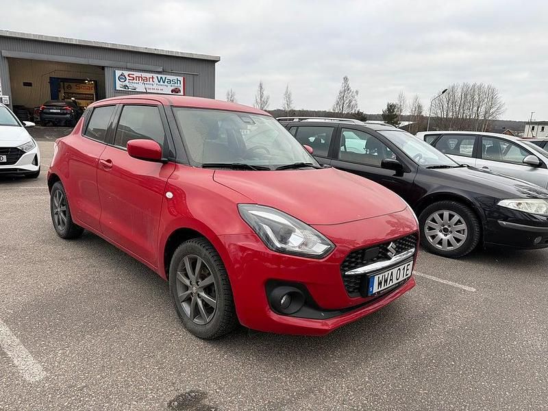 Begagnad Suzuki Swift 83 HK (61 kW) 2022 Röd Halvkombi