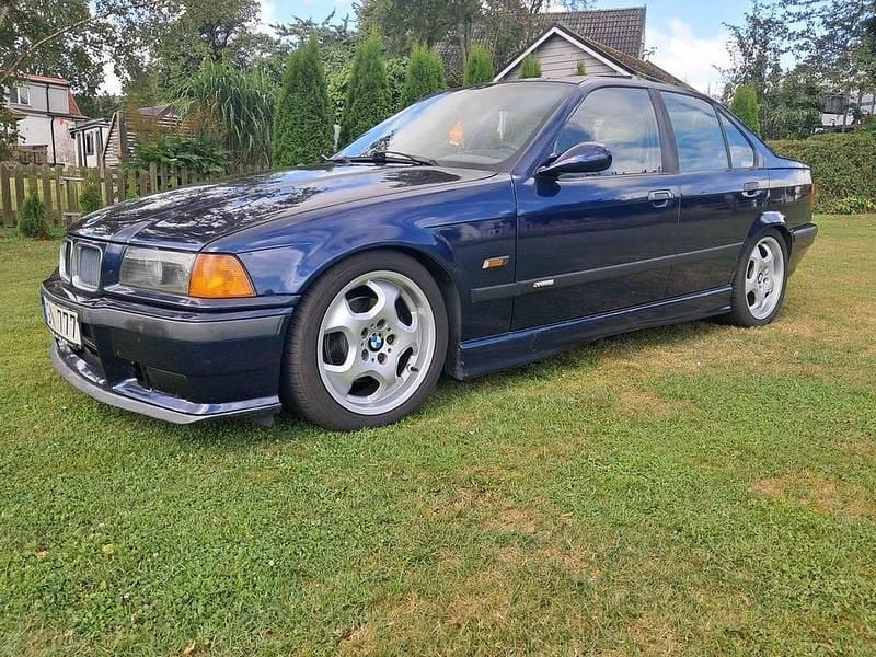 Begagnad 1993 BMW 325 Sedan | 79 000 kr - Bild 1/4
