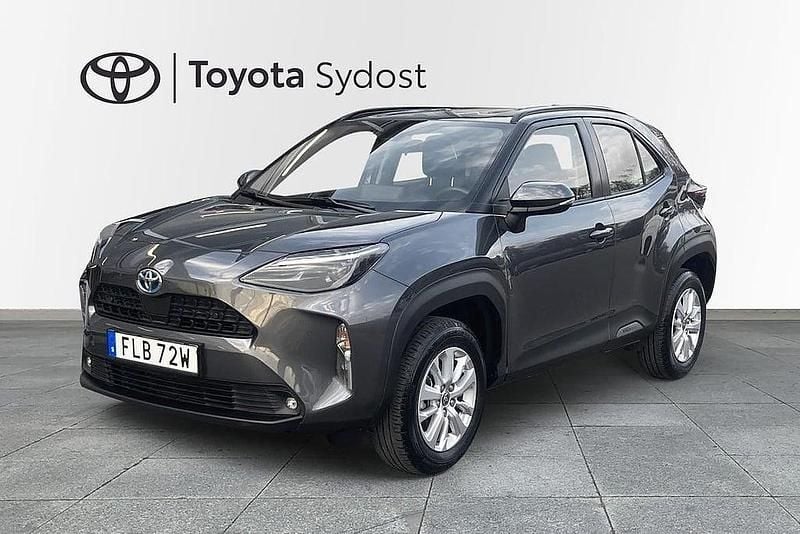 Mörkgrå Begagnad 2024 Toyota Yaris Cross Active SUV | 259 000 kr (Marknadspris) - Bild 1/4