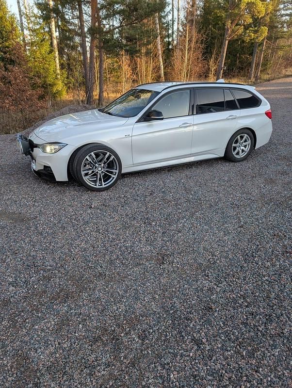 Mineral vit Begagnad 2015 BMW 318 Kombi | 105 000 kr (Marknadspris) - Bild 1/4