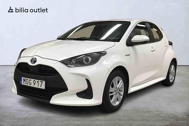 Vit Begagnad 2021 Toyota Yaris Hybrid Halvkombi | 179 900 kr - Bild 1/1