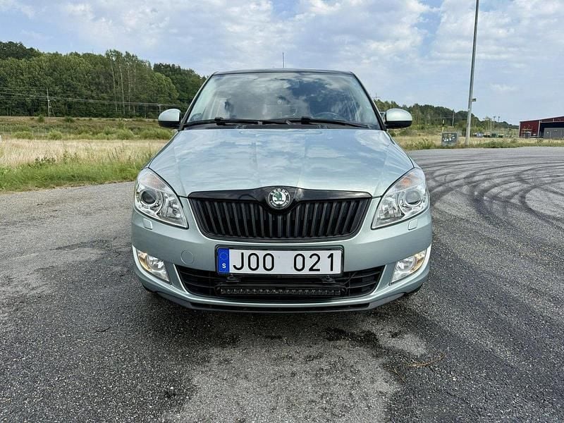 Grön Begagnad 2011 Skoda Fabia Elegance Halvkombi | 65 000 kr (Marknadspris) - Bild 1/4