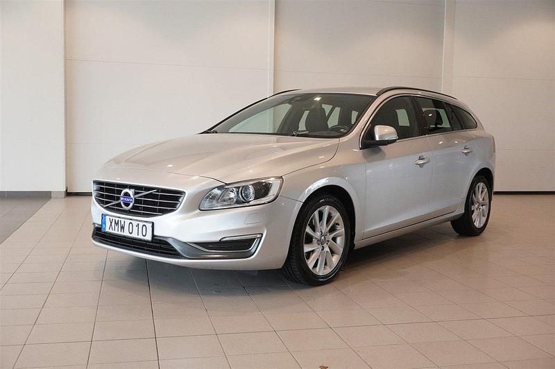 Silver Begagnad 2014 Volvo V60 Momentum Kombi | 169 800 kr (Marknadspris) - Bild 1/4