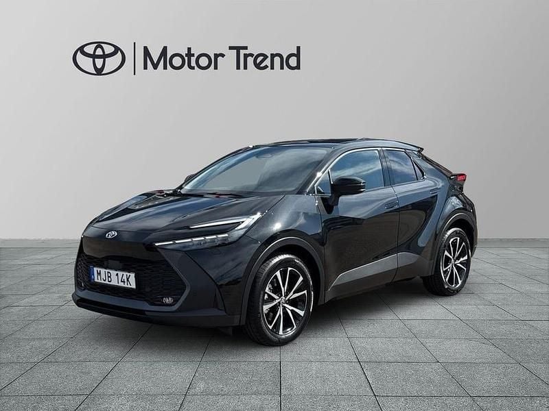 Svart Ny 2025 Toyota C-HR Style SUV | 399 900 kr (Bra pris) - Bild 1/4