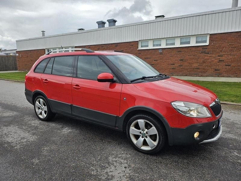 Röd Begagnad 2012 Skoda Fabia Halvkombi | 33 000 kr (Bra pris) - Bild 1/4