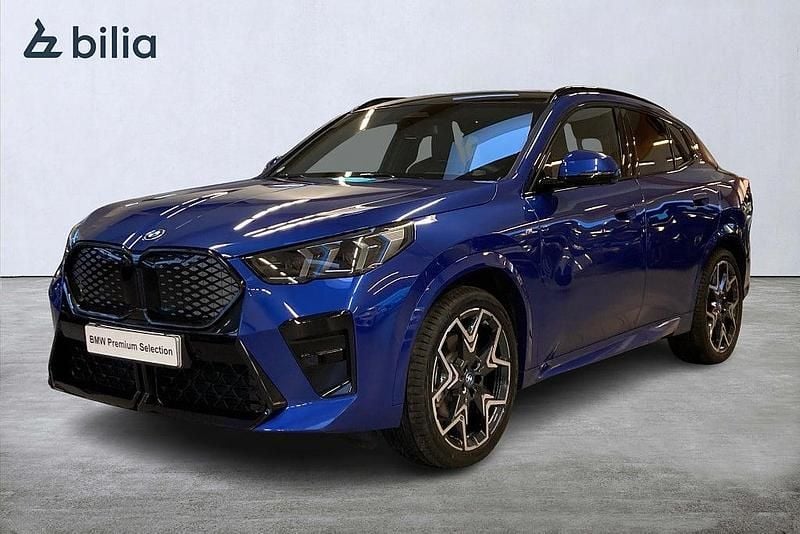Blå (m portimao blue) Begagnad 2023 BMW iX2 Comfort Edition SUV | 549 000 kr (Marknadspris) - Bild 1/4