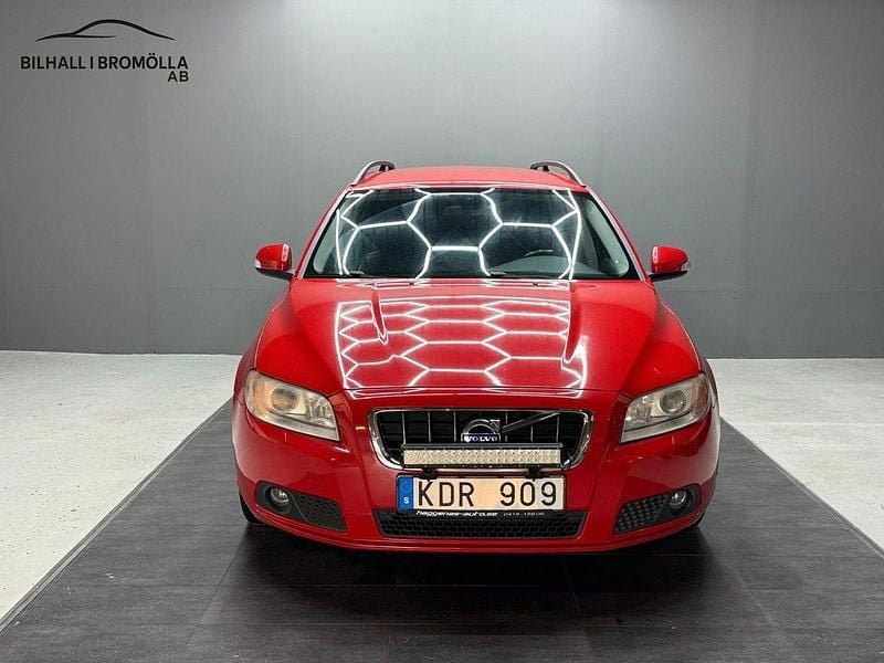 Röd Begagnad 2010 Volvo V70 Momentum Kombi | 64 900 kr (Lite dyr) - Bild 1/4