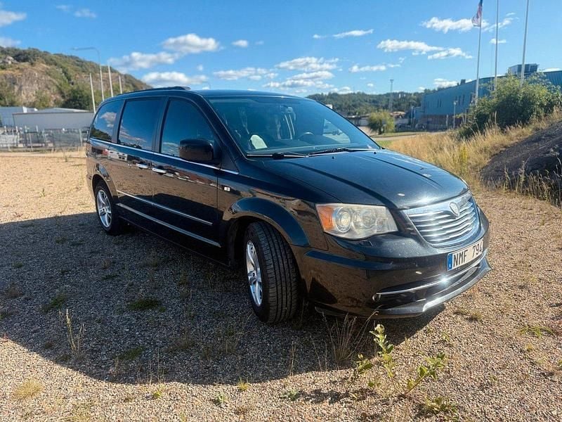 Svart Begagnad 2011 Lancia Voyager Minibuss | 69 900 kr (Lite dyr) - Bild 1/4