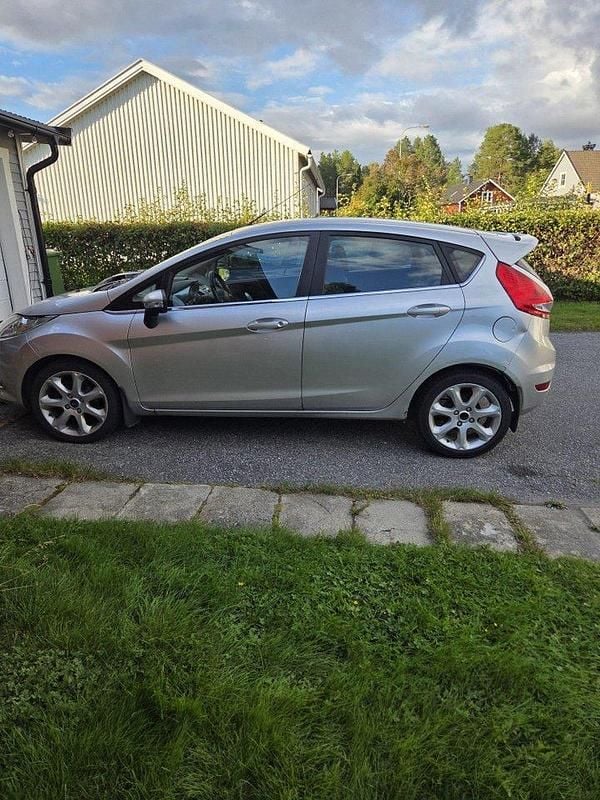 Grå Begagnad 2011 Ford Fiesta Titanium Halvkombi | 27 000 kr (Superpris) - Bild 1/4