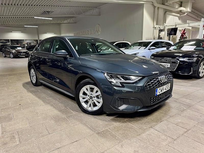 Grå Begagnad 2021 Audi A3 Sportback Halvkombi | 248 500 kr (Marknadspris) - Bild 1/4