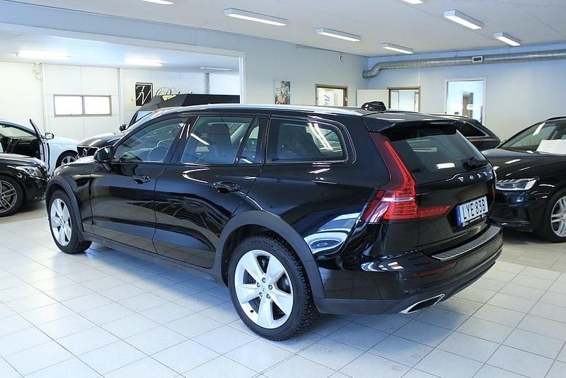 Begagnad Volvo V60 CC 197 HK (144 kW) 2021 Svart Kombi