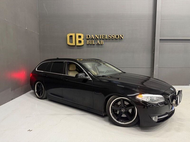 Svart Begagnad 2013 BMW 520 Kombi | 79 800 kr (Marknadspris) - Bild 1/4