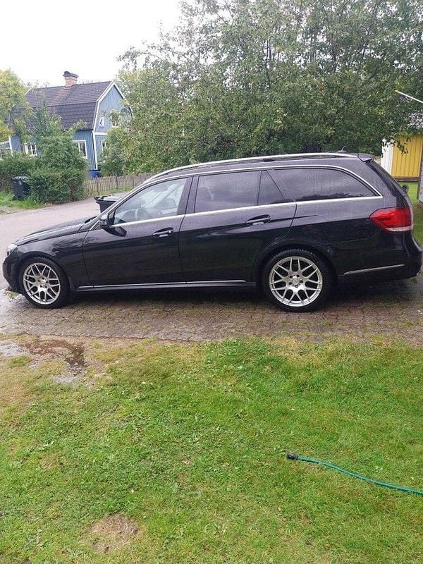 Svart Begagnad 2016 Mercedes E220 Avantgarde Kombi | 139 000 kr - Bild 1/4