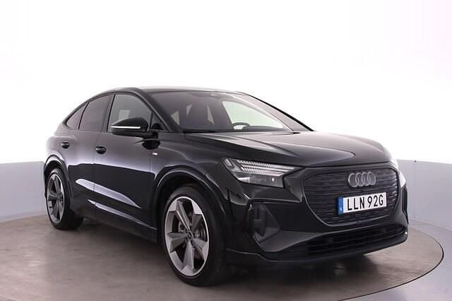Mytsvart metallic Begagnad 2024 Audi Q4 Sportback e-tron Comfort SUV | 699 000 kr - Bild 1/4