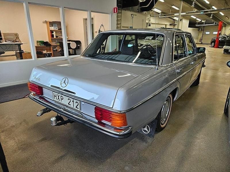 Begagnad Mercedes 200 95 HK (69 kW) 1975 Grå Sedan