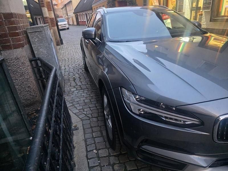 Grå Begagnad 2019 Volvo V90 CC Momentum Kombi | 219 000 kr (Bra pris) - Bild 1/4